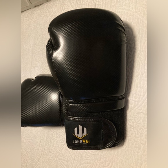 New set of black boxing gloves with hand wraps - Picture 4 of 7
